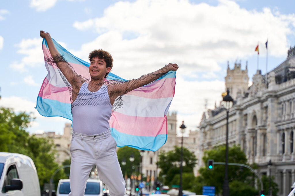 chico celebrando los derechos que le da la ley trans en españa